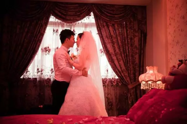 小兩口結婚,新郎在婚禮上對嫂子說了一番話,全場響起掌聲