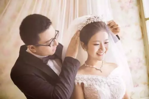 我帶一箱水果去看公婆,他們原樣給我退回,到家手機一亮,我哭了