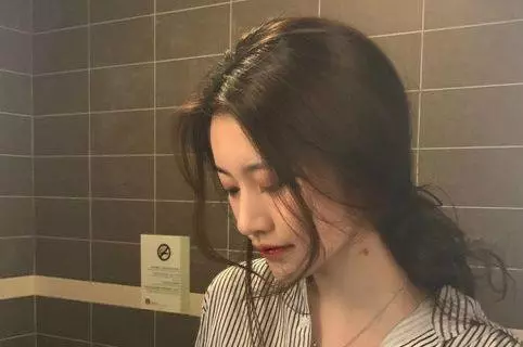 我帶一箱水果去看公婆,他們原樣給我退回,到家手機一亮,我哭了