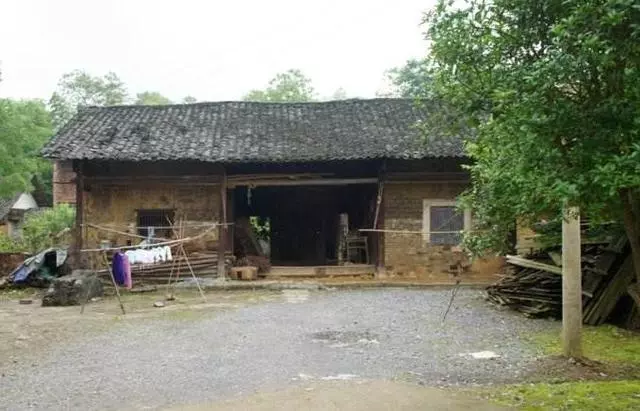 我外出打工半年未歸,回來看到家裡的事,止不住的淚流