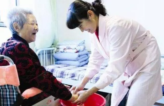 母親痴呆後哥嫂欲送養老院,我接回婆家照顧,過了兩年我便發了財