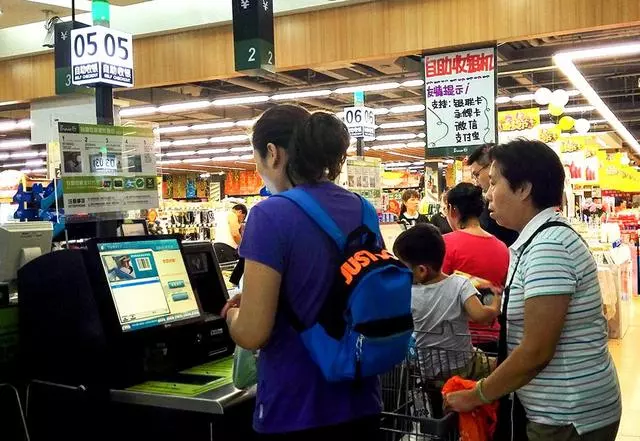 電梯上阿姨塞給女孩書包,小女孩鞠躬致謝,走到大門口電鈴響了