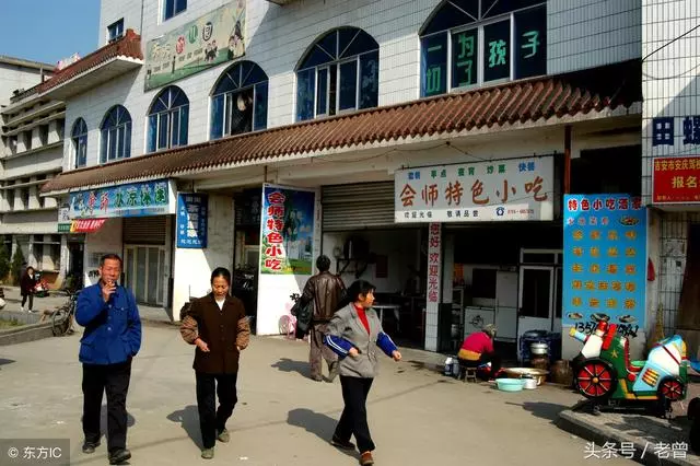 5歲女孩饑寒交迫,飯店老闆娘說唱首歌送碗米飯,卻得巨額財富