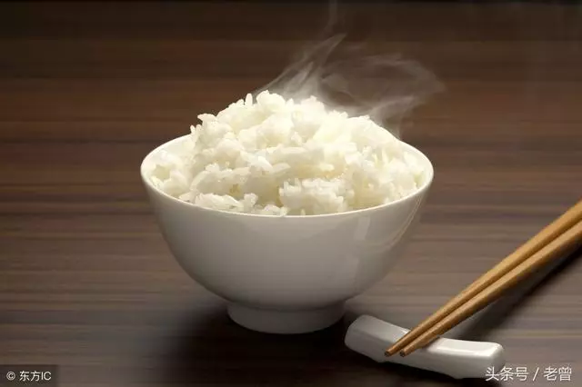 5歲女孩饑寒交迫,飯店老闆娘說唱首歌送碗米飯,卻得巨額財富