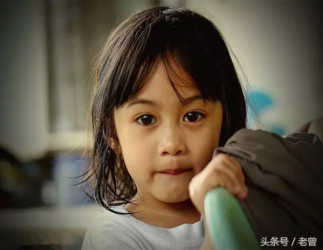 5歲女孩饑寒交迫,飯店老闆娘說唱首歌送碗米飯,卻得巨額財富