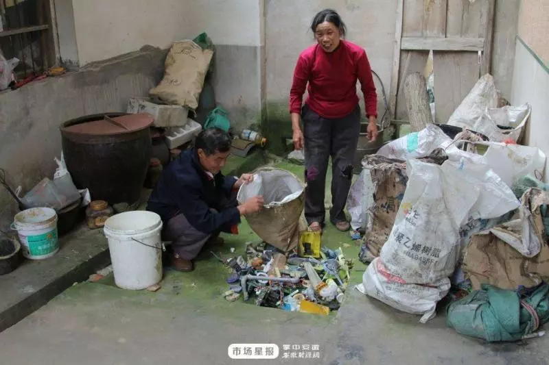 撿破爛的媽媽供我上大學,四年後回到家,我卻淚濕兩行