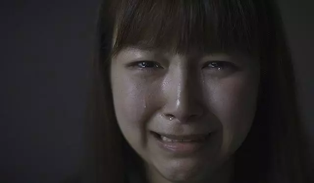 撿破爛的媽媽供我上大學,四年後回到家,我卻淚濕兩行