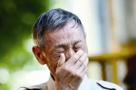 賣豆腐老人收百元假鈔大哭,男子卻說是真幣,眼尖的人看到他換了