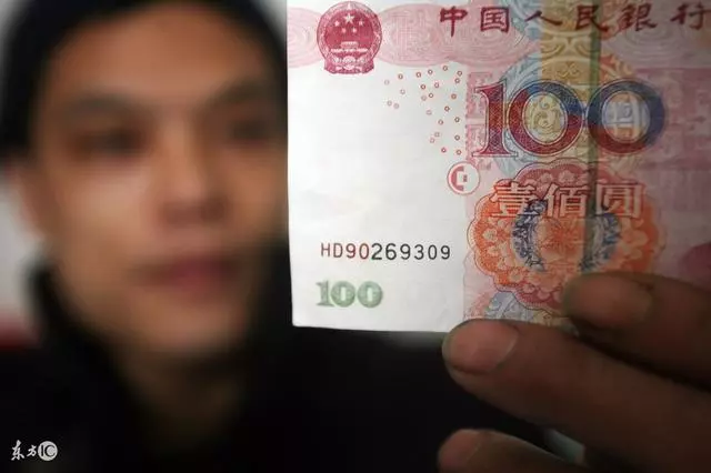 賣豆腐老人收百元假鈔大哭,男子卻說是真幣,眼尖的人看到他換了
