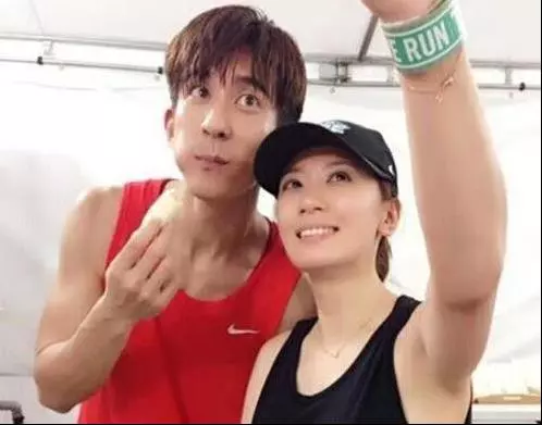 前夫、現任丈夫公婆態度差很大!網友讚:賈靜雯這次嫁對人了!