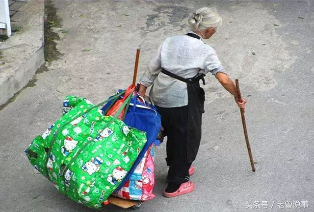 拾荒老人空手出門,撿夠100元才回,我偷偷跟去,見到一幕紅了眼