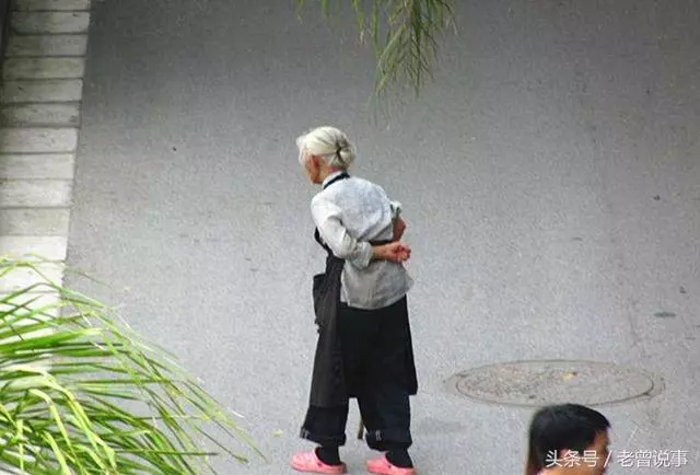 拾荒老人空手出門,撿夠100元才回,我偷偷跟去,見到一幕紅了眼