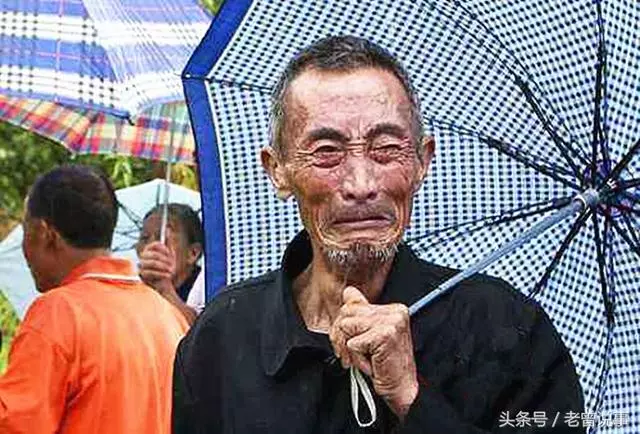 拾荒老人空手出門,撿夠100元才回,我偷偷跟去,見到一幕紅了眼