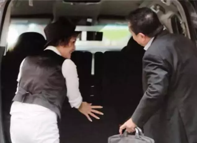 張柏芝減少給「家用」,張媽媽自力更生開網約車很敬業,滿臉笑容彎腰幫客人提行李!