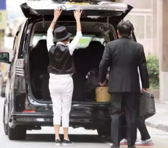 張柏芝減少給「家用」,張媽媽自力更生開網約車很敬業,滿臉笑容彎腰幫客人提行李!