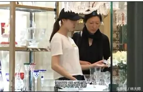 30億爺孫戀港姐入上流社會,和賭王四太李雲迪同框,差40歲也真愛~~~