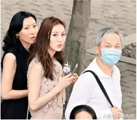 30億爺孫戀港姐入上流社會,和賭王四太李雲迪同框,差40歲也真愛~~~