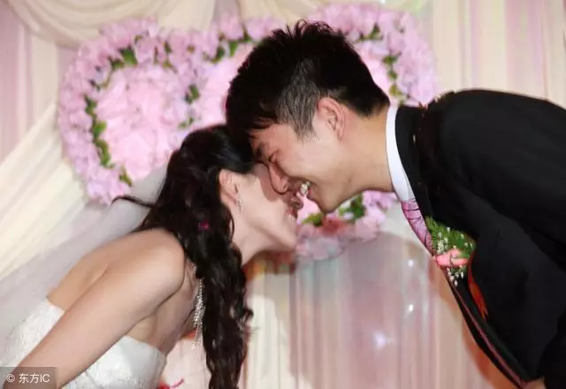 父親為錢把女兒嫁給傻子,新婚夜傻子的話讓女兒高興壞了