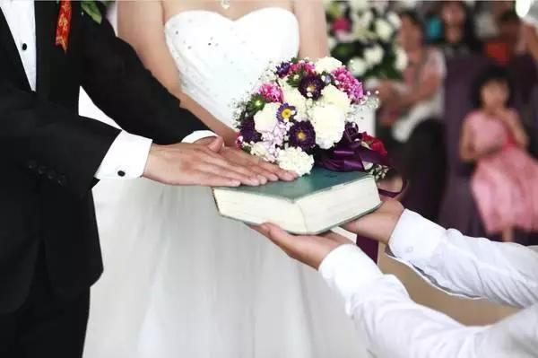 小叔子結婚我收禮金,隔天婆婆說我偷五萬,我拿出彩禮單她成笑話! - 看頭條