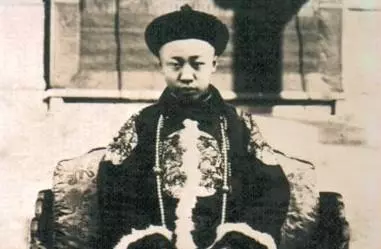 明明還有百萬軍隊,為何清朝還是滅亡了,原因只在錯用一人