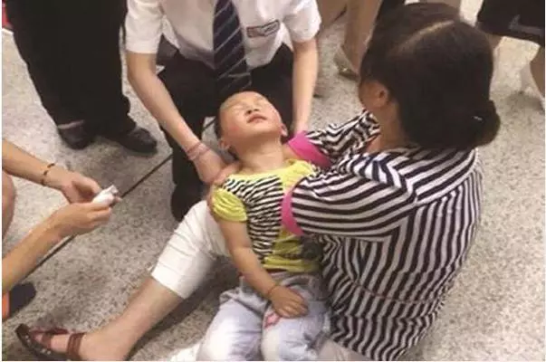 9歲男童腹痛兩天後離世,丈夫責罵妻子:都是你害的惡毒的婆娘!