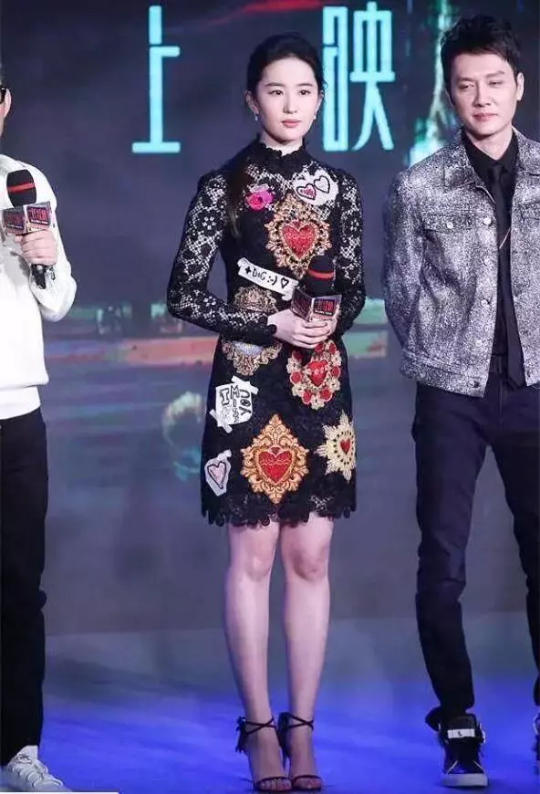熱巴劉亦菲穿上同牌蕾絲裙。網友:一個俗女一個仙女!