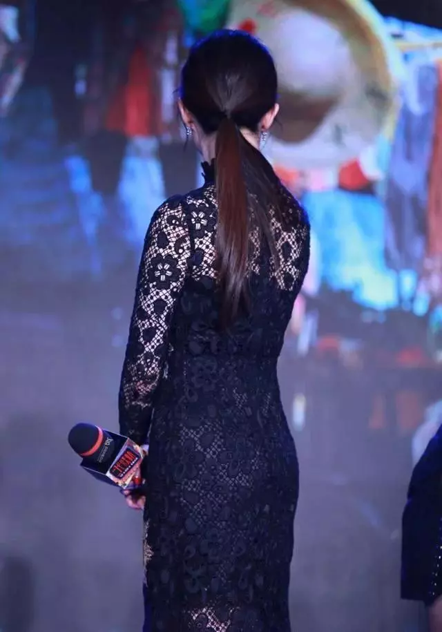 熱巴劉亦菲穿上同牌蕾絲裙。網友:一個俗女一個仙女!