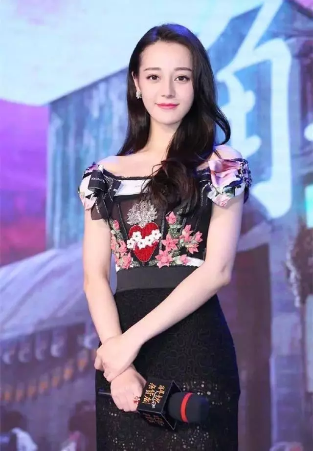 熱巴劉亦菲穿上同牌蕾絲裙。網友:一個俗女一個仙女!
