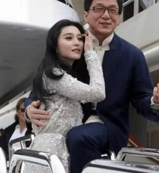 成龍懷裡的8位女星,景甜最小 網友:最後一位戳痛了我的心