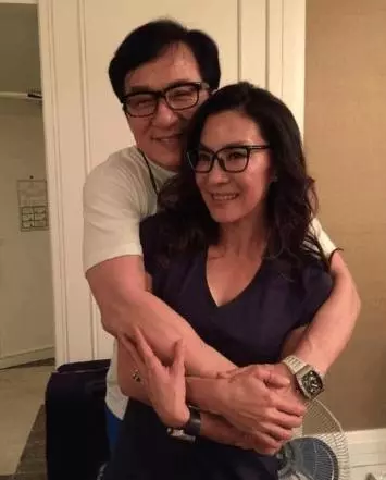 成龍懷裡的8位女星,景甜最小 網友:最後一位戳痛了我的心