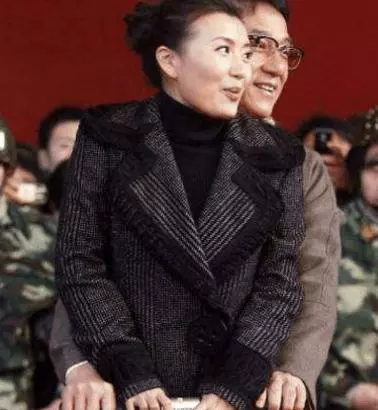 成龍懷裡的8位女星,景甜最小 網友:最後一位戳痛了我的心