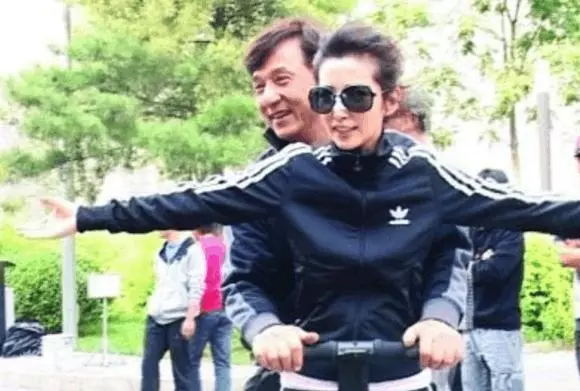 成龍懷裡的8位女星,景甜最小 網友:最後一位戳痛了我的心