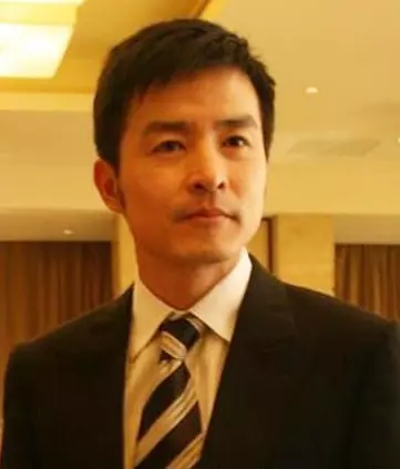 【被助理踢爆】新加坡藝人混亂私生活大公開!想不到他竟與公司女高層上床換角色,就連粉絲也不放過!?