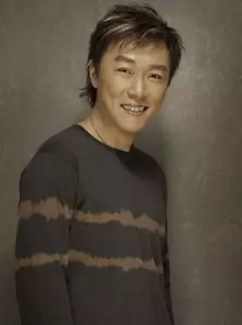 【被助理踢爆】新加坡藝人混亂私生活大公開!想不到他竟與公司女高層上床換角色,就連粉絲也不放過!?