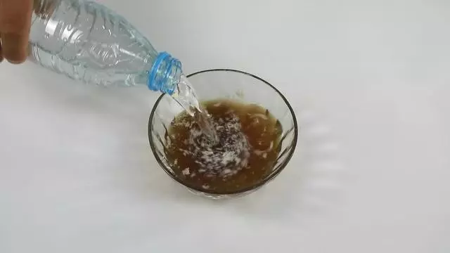 快把香皂放在雪碧里,可以解決千家萬戶的大難題,經濟實用