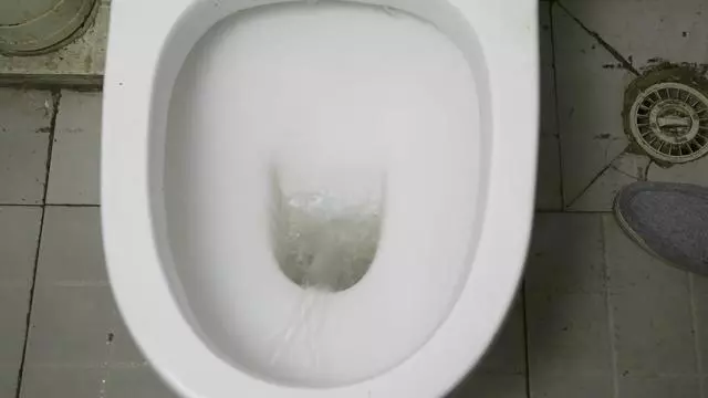 快把香皂放在雪碧里,可以解決千家萬戶的大難題,經濟實用