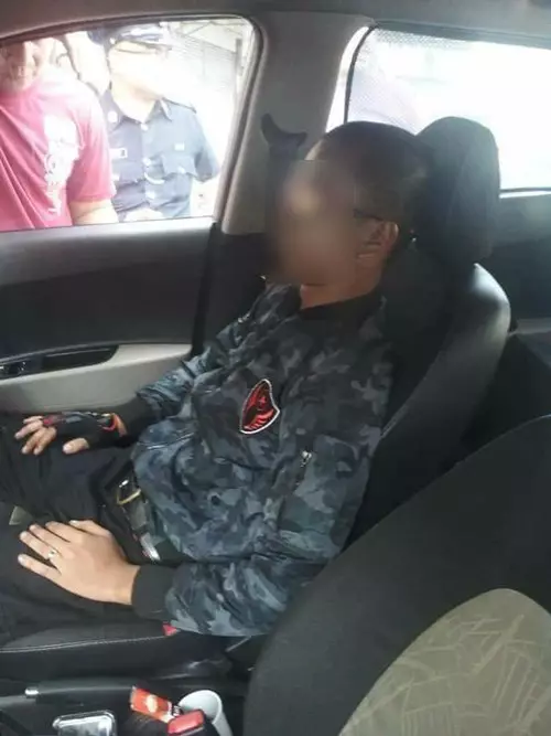 吉隆坡最新淡定哥~偷車遇警方「我裝睡」