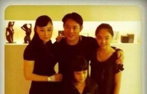 李連杰4個女兒近照曝光,大女兒顏值最高,三女兒卻被他寵上天