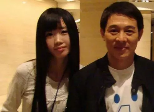 李連杰4個女兒近照曝光,大女兒顏值最高,三女兒卻被他寵上天