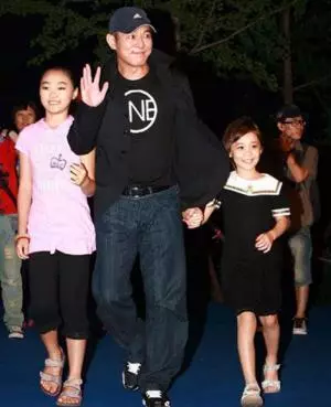 李連杰4個女兒近照曝光,大女兒顏值最高,三女兒卻被他寵上天