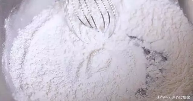 麵糊要怎麼調才能炸出顏色光亮,酥脆可口美食? 其實方法很簡單。。