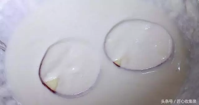 麵糊要怎麼調才能炸出顏色光亮,酥脆可口美食? 其實方法很簡單。。