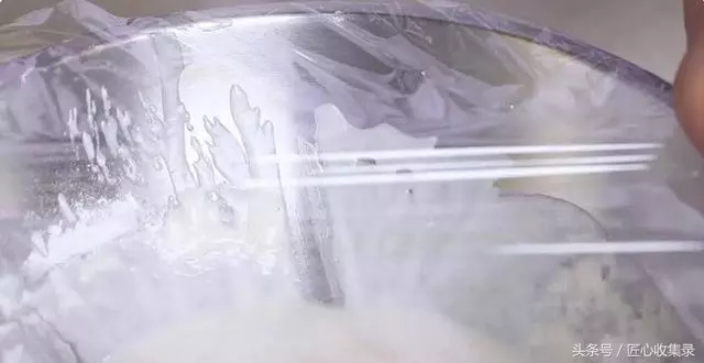 麵糊要怎麼調才能炸出顏色光亮,酥脆可口美食? 其實方法很簡單。。