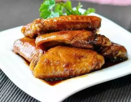 菜譜20道:咕嚕肉、三杯雞、水晶鹽焗雞、蒜泥白肉、蔥油多寶魚
