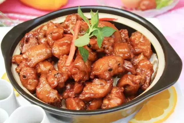 菜譜20道:咕嚕肉、三杯雞、水晶鹽焗雞、蒜泥白肉、蔥油多寶魚