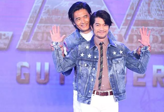 【對方媛摳門!?】郭富城和發哥同穿牛仔衫登台,價格僅是發哥十分之一!