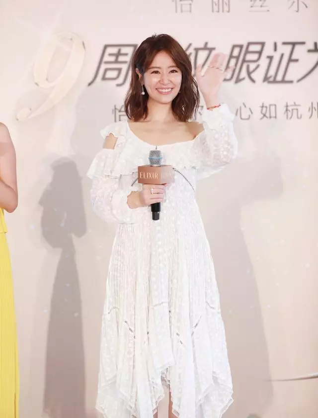 42歲林心如穿條紋T恤配破洞褲,休閒舒適!【完全沒有想到】然後背部卻吸引了眾人~~~