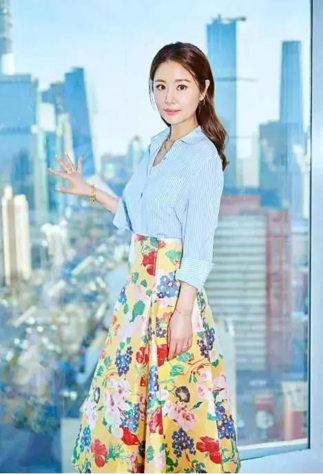 42歲林心如穿條紋T恤配破洞褲,休閒舒適!【完全沒有想到】然後背部卻吸引了眾人~~~