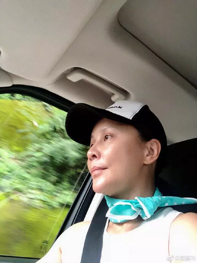 【不化妝也不修圖這麼自信!】劉嘉玲發了一張素顏照,網友卻發現她除了眉毛很淡之外,還沒有眼睫毛!