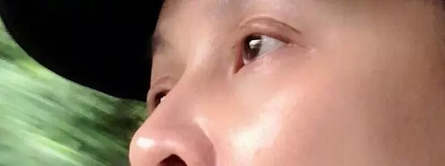 【不化妝也不修圖這麼自信!】劉嘉玲發了一張素顏照,網友卻發現她除了眉毛很淡之外,還沒有眼睫毛!